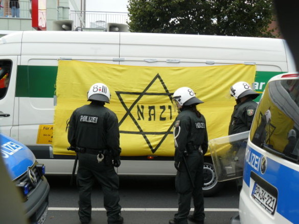 Baim Aufmarsch in Bonn dürfen die Kameraden vom Aktionsbüro Mittelrhein den Lautsprecherwagen mit ihrem Transparent "schmücken"
