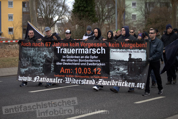 Neonazis marschieren am 18. Februar 2012 durch Worms. Mit dabei: Die Kameradschaft Nationaler Widerstand Zweibrücken