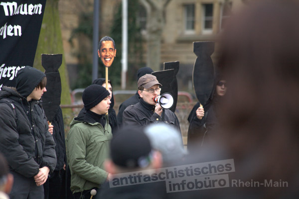 Matthias Herrmann redet beim Naziaufmarsch am 18.02.2012 in Worms