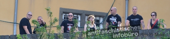 Die Vereinten Skinheads am 3. August 2013 in Mayen am Rand einer antifaschistischen Demonstration.