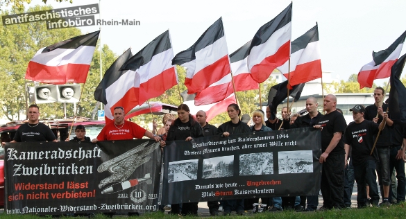 Aufgebaut. Neonazis aus der Pfalz posieren bei einem Aufmarsch am 28. September 2013 in Kaiserslautern