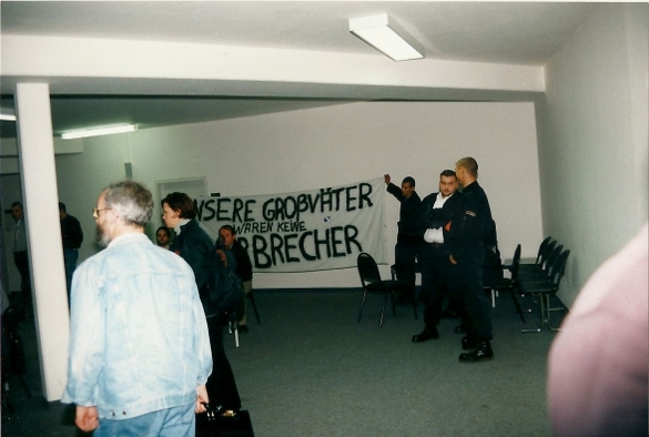 Mitglieder des Thüringer Heimatschutz entrollen 1996 im Gericht in Jena ein Transparent Quelle: apabiz e.V. www.apabiz.de