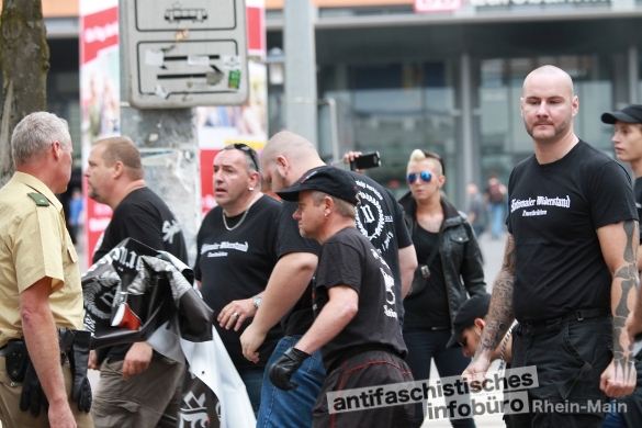 Rangeleien zwischen Antifaschist_innen und Neonazis am 29. Juli 2013 in Saarbrücken, wo die NPD versuchte eine Kundgebung für den SS-Kriegsverbrecher Erich Priebke durchzuführen.