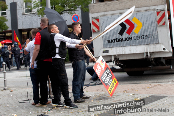 Machten keine gute Figur in Hanau - Ordner der NPD am 27. August in Hanau