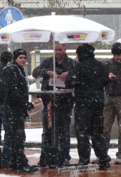 Unterschriftensammlung im Schneegestöber: Infostand der rechten Partei Pro Deutschland in Butzbach (Wetterau)