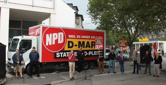 Seit dem 12. August ist die NPD auf Deutschlandfahrt. Mit ihrem Wahlkampfmobil, dem „NPD-Flaggschiff“, veranstalten Neonazis aus dem Vorstand der Partei Wahlkampf-Kundgebungen im ganzen Bundesgebiet. Nachdem die Besatzung in den letzten Tagen Städte in NRW angefahren hatte, erreichte das „Flaggschiff“ am 22. August Koblenz und damit die erste Station in Rheinland-Pfalz