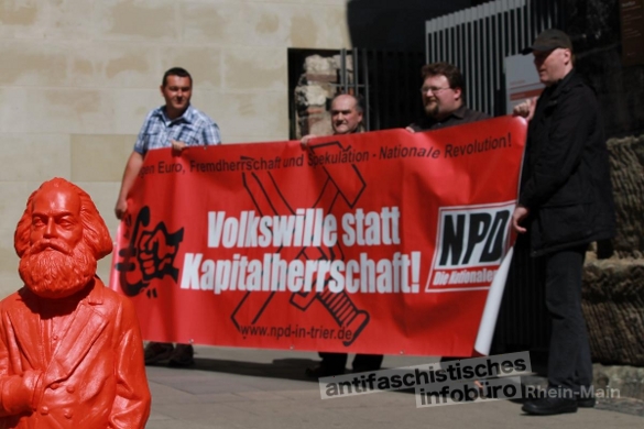 Anhänger und Unterstützer der NPD Trier bei der Eröffnung der Kunstausstellung „Ikone Karl Marx. Kultbilder und Bilderkult“.