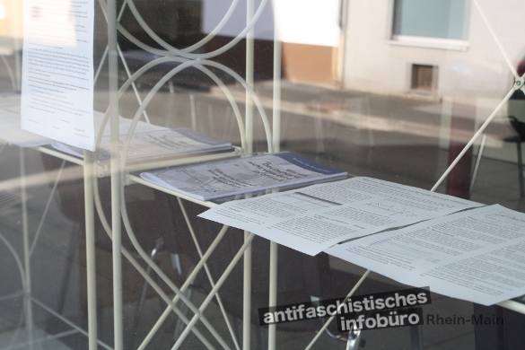 Rechte Literatur im Angebot - Schaufenster der "Projektwerkstatt" in Karben