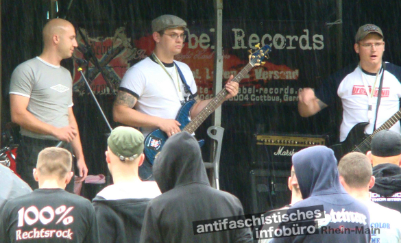 "Rock für Deutschland" am 19. Juli 2008 in Gera: Links Sänger Daniel Strunk, ganz rechts Daniel Fuchs